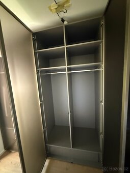 Šatní skřín s prosklenými dveřmi - 4