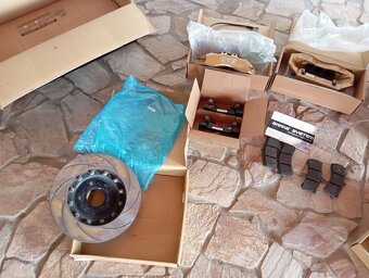 Brzdový kit 330mm 6-ti pístek - 4