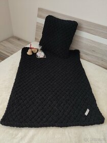 Prodám detský set - pletená dětská deka černá + polštář - 4