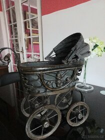 Kočárek starožitný pro panenky - 4