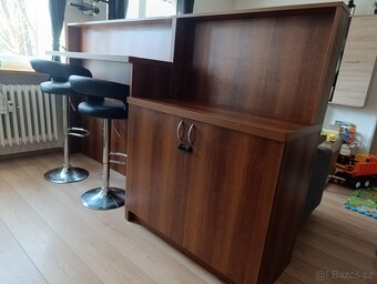 Prodej baru s židlemi a skříňky. - 4