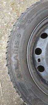 Zimni pneu 185 60/15+ disky a poklice - 4