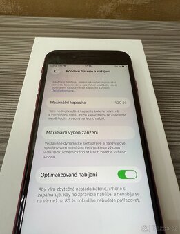 Apple iPhone SE 2022 128GB red, baterie 100% - 4