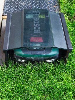 BOSCH Robotická sekačka Indego XS 300 - 4