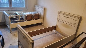 Starožitný nábytek zamek Brandlín skříně postele a další - 4