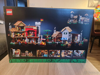 LEGO® ICONS™ 10332 Středověké náměstí + přepravní box - 4