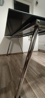 Stůl Ikea se skleněnou deskou - 4