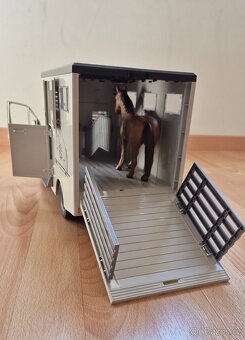 BRUDER: MB Sprinter transportér zvířat + 1 kůň - 4