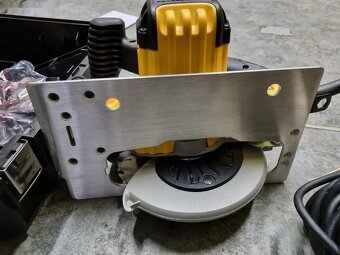 Kotoučová pila DeWALT DWE575K, 1 600 W 67 mm - 4