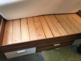 Pěkná dřevěná postel s čistou matrací a roštem - 4