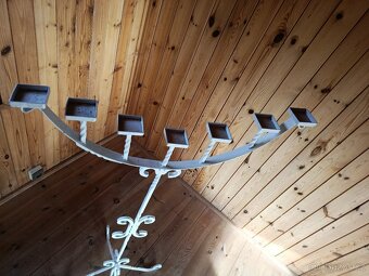 Vysoký bílý kovový svícen 145 cm - 4