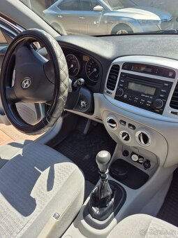Hyundai Accent 1,4 benzín, koupeno ČR, II. majitel - 4