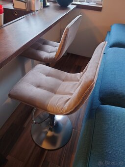 Prodám dvě barové stoličky - nový potah před měsícem - 4