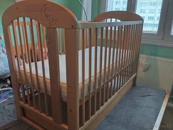 Masivní dřevěná postýlka - 4