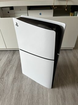 PS5 Slim,nabíjecí stanice,druhý ovladač + KCD2 a další hry - 4
