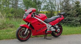 Honda VFR 750 F typ RC36 - 4