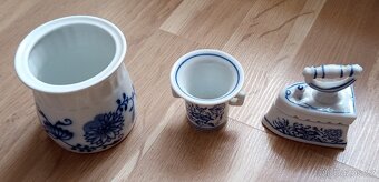 Palička, dekorativní talíř a drobný porcelán s cibul. Vzorem - 4