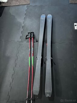Lyže Salomon a hůlky Atomic - 4