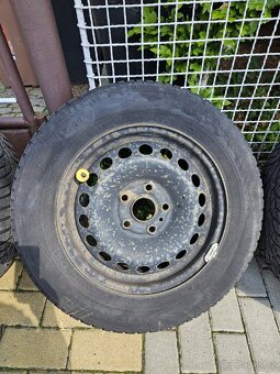 Plechová kola R15 se zimním pneu Nokian - 4