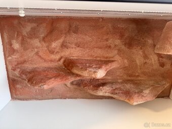 Nové terárium 100×50×50 cm s 3D cihlovým pozadím a květináči - 4