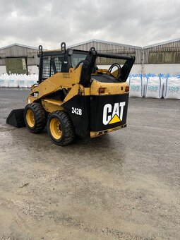 Cat 242B smykový nakladač - 4