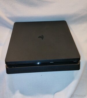Prodám - playstation 4 slim 500 GB + Příslušenství - 4