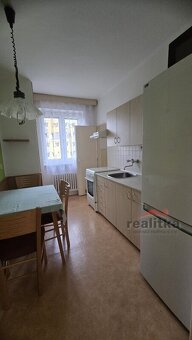 Prodej velkého bytu 3+1, 73m2, s balkónem, zahradou a parkov - 4