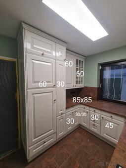 Krásná moderní kuchyňská linka se spořebiči - 4