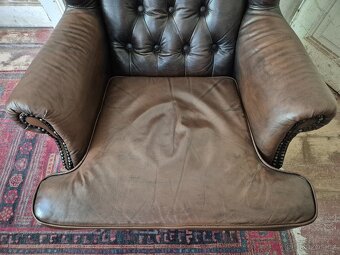 HNĚDÉ KOŽENÉ KŘESLO - UŠÁK VE STYLU CHESTERFIELD - 4