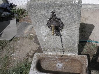 stará kamenná kašna s tekoucí vodou koryto kaménka - 4