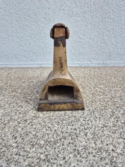 Starožitná žehlička s dřevěným madlem - 4