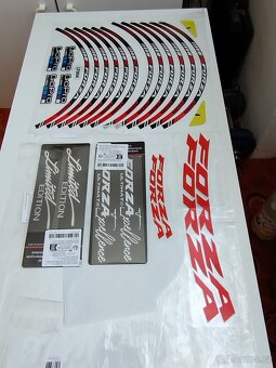 PRODÁM LEPKY NA MOTOCYKL HONDA FORZA 125,350,750 KOMPLET - 4
