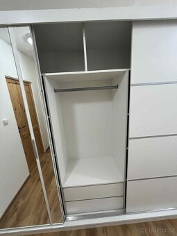 Bílá šatní skříň - 4