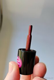 2 hybridní červené laky na nehty od NeoNail - 4