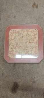 Starý stolek s dlaždicema - 4