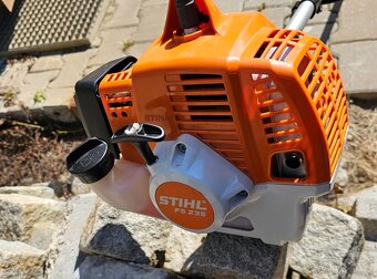 Prodám Křovinořez Stihl FS 235 1 rok starý v záruce - 4