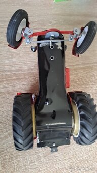 Kovovy traktor na klicek - 4