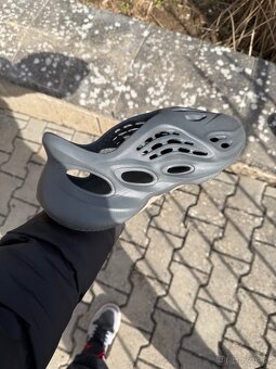 Adidas Yeezy Foam RNR Carbon - 4