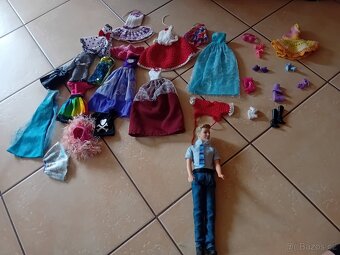 Karavan pro Barbie + oblečky +Ken - 4