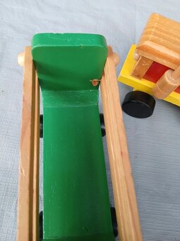 Traktor a 3 vozíky - 4