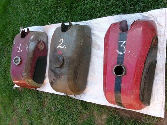 Prodám nádrže na moto a díly na Škoda 100, zadní čelo a zadn - 4