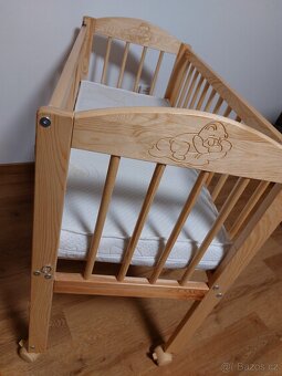 Dětská postýlka se stahovací bočnicí, matrací a kolečky - 4