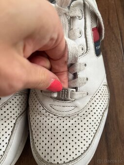 Kožené bílé tenisky Tommy Hilfiger - 4