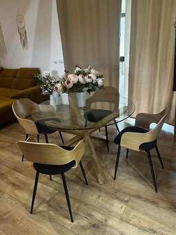 ✨ Skleněný jídelní stůl + 4 designové židle – 7000 Kč ✨ - 4