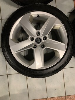Alu kola Škoda R17 5X112 NOVÉ ZIMNÍ PNEU 225/45 R17 DORADO - 4