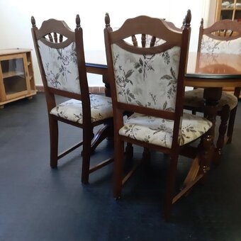 Jídelní rozkládací stůl a 4 židle, masivní nábytek - 4