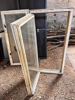 2x STARÁ DVOJITÁ DŘEVĚNÁ BYTELNÁ OKNA PRAVÁ A LEVÁ - 4