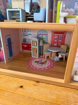 Dřevěný domeček pro panenky s vybavením - 4