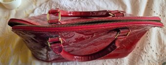 Krásná červená kabelka - 4