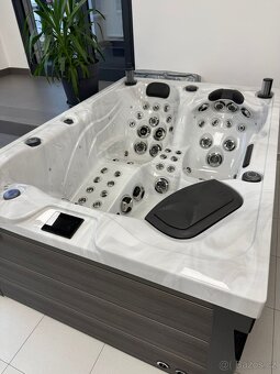 Vířivka Toronto - 4